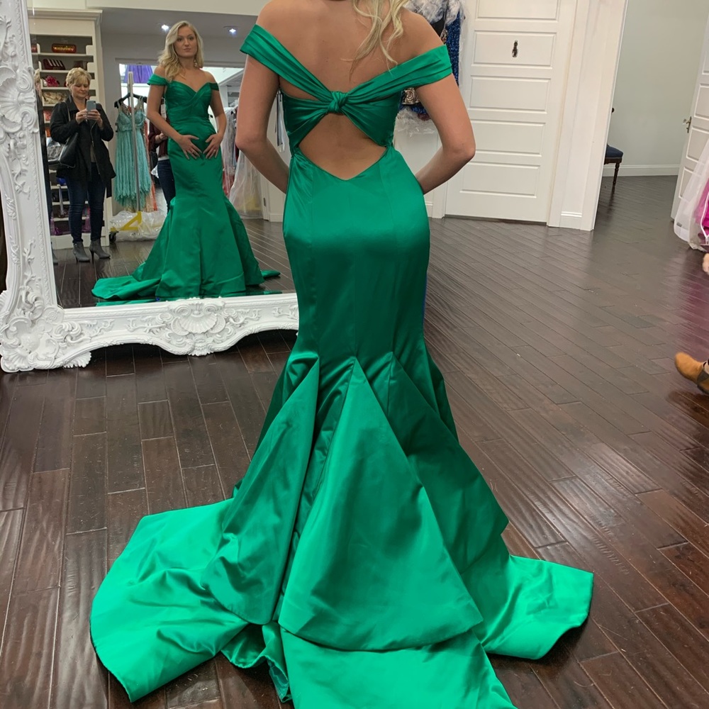 Sherri hill size 2/4